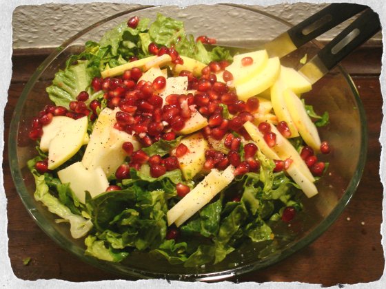 Freash salad with apple, pomegranate and citrus dressing